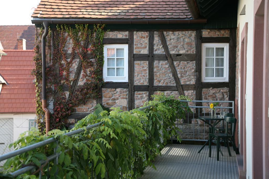 Alter Winzerhof Weisenheim Am Berg E.K. 호텔 외부 사진