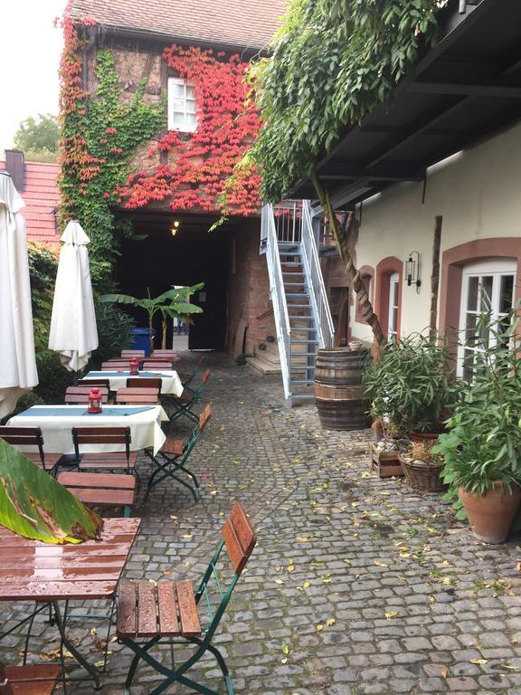 Alter Winzerhof Weisenheim Am Berg E.K. 호텔 외부 사진