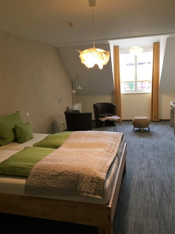 Alter Winzerhof Weisenheim Am Berg E.K. 호텔 외부 사진
