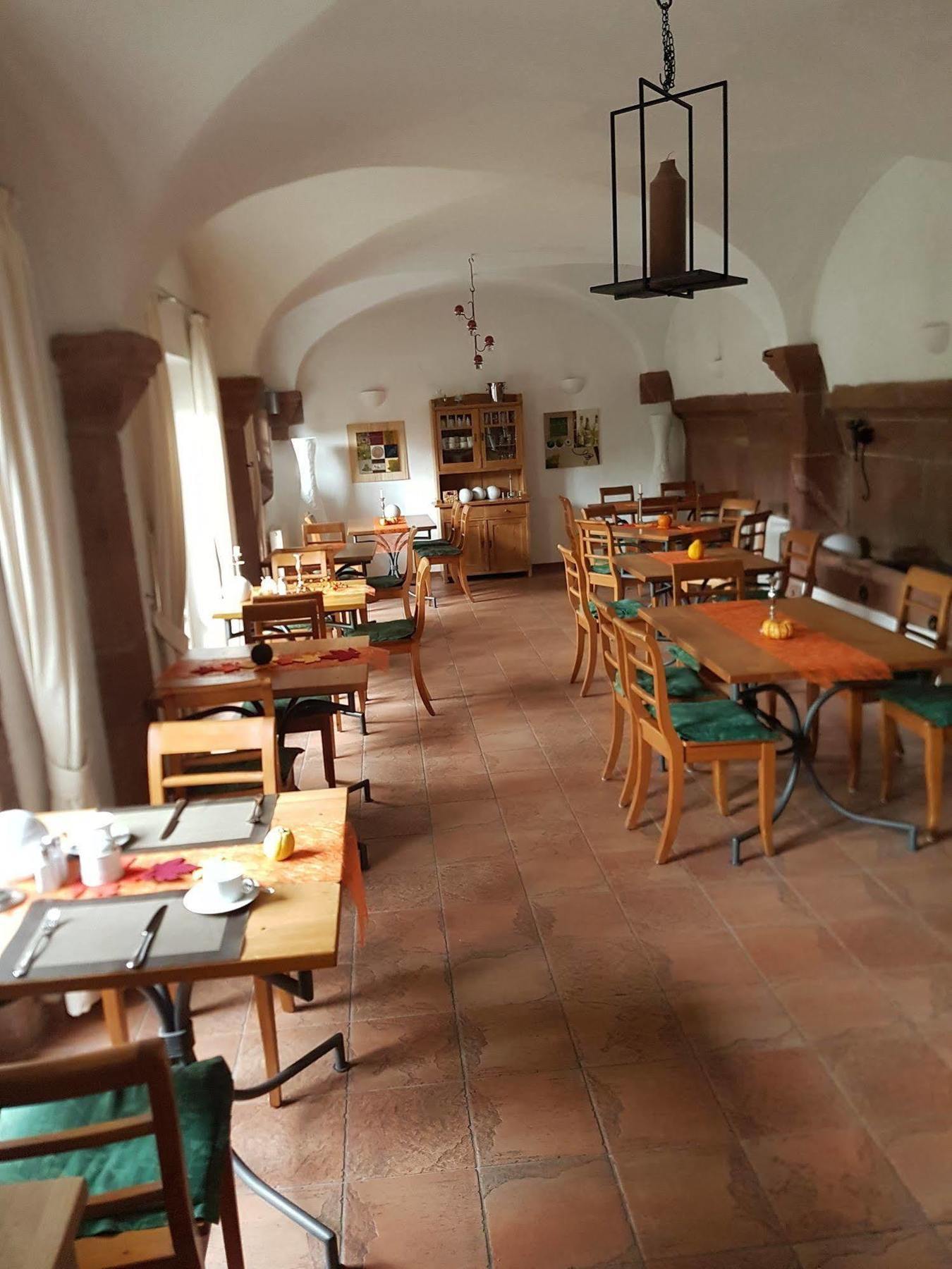 Alter Winzerhof Weisenheim Am Berg E.K. 호텔 외부 사진