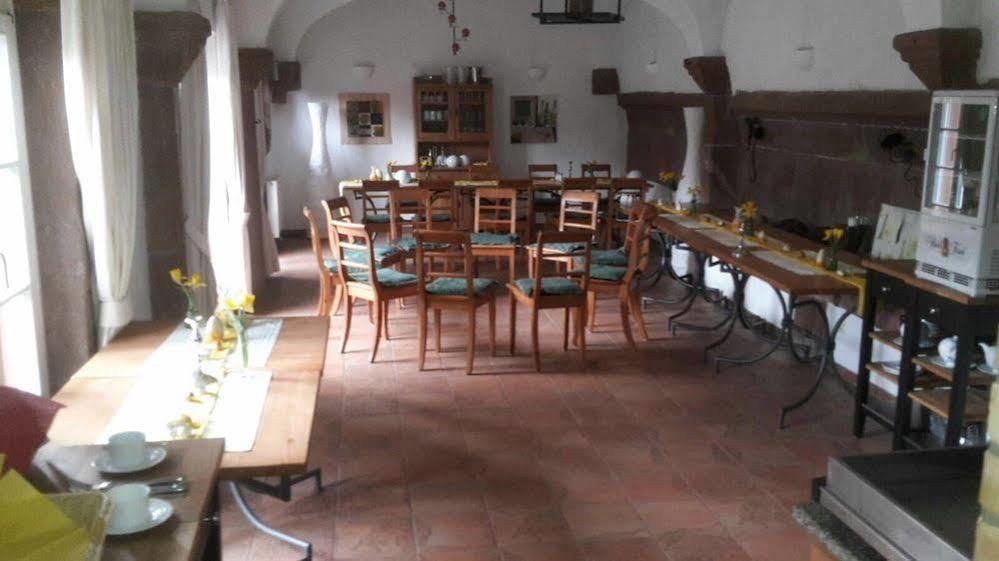 Alter Winzerhof Weisenheim Am Berg E.K. 호텔 외부 사진