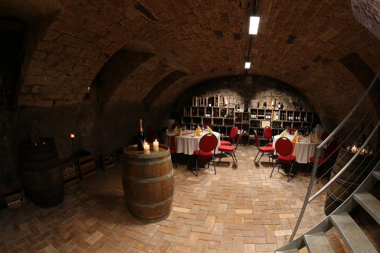 Alter Winzerhof Weisenheim Am Berg E.K. 호텔 외부 사진